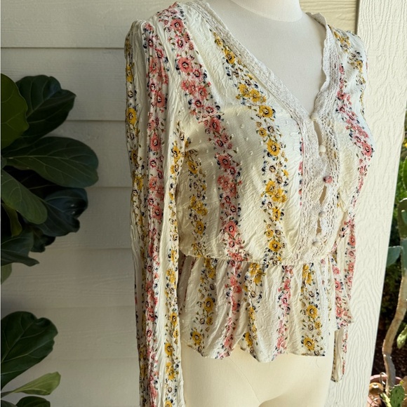 Le Lis- Floral Lace Trim Blouse - Picture 3 of 5
